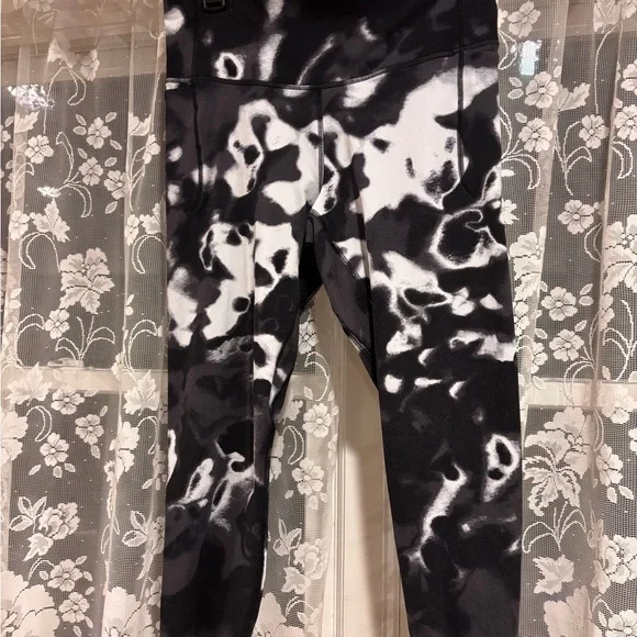 Under Armour High Rise Tie Dye Leggings Black White Ink Wash Size Large - Picture 3 of 15